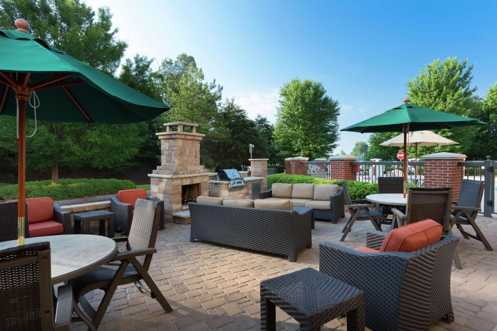 Hampton Inn Belmont At Montcross Екстер'єр фото