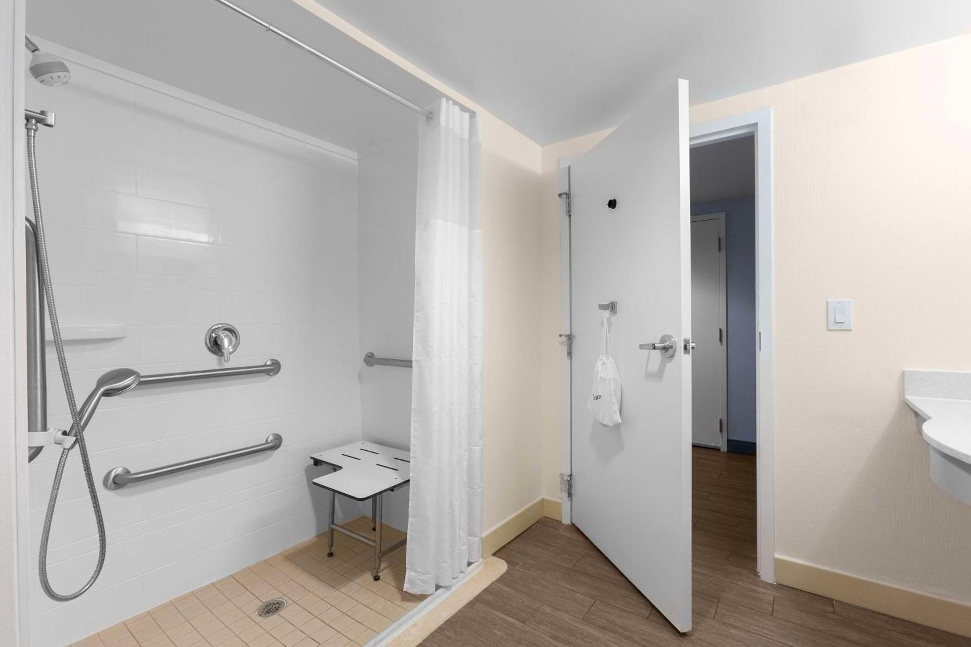 Hampton Inn Belmont At Montcross Екстер'єр фото