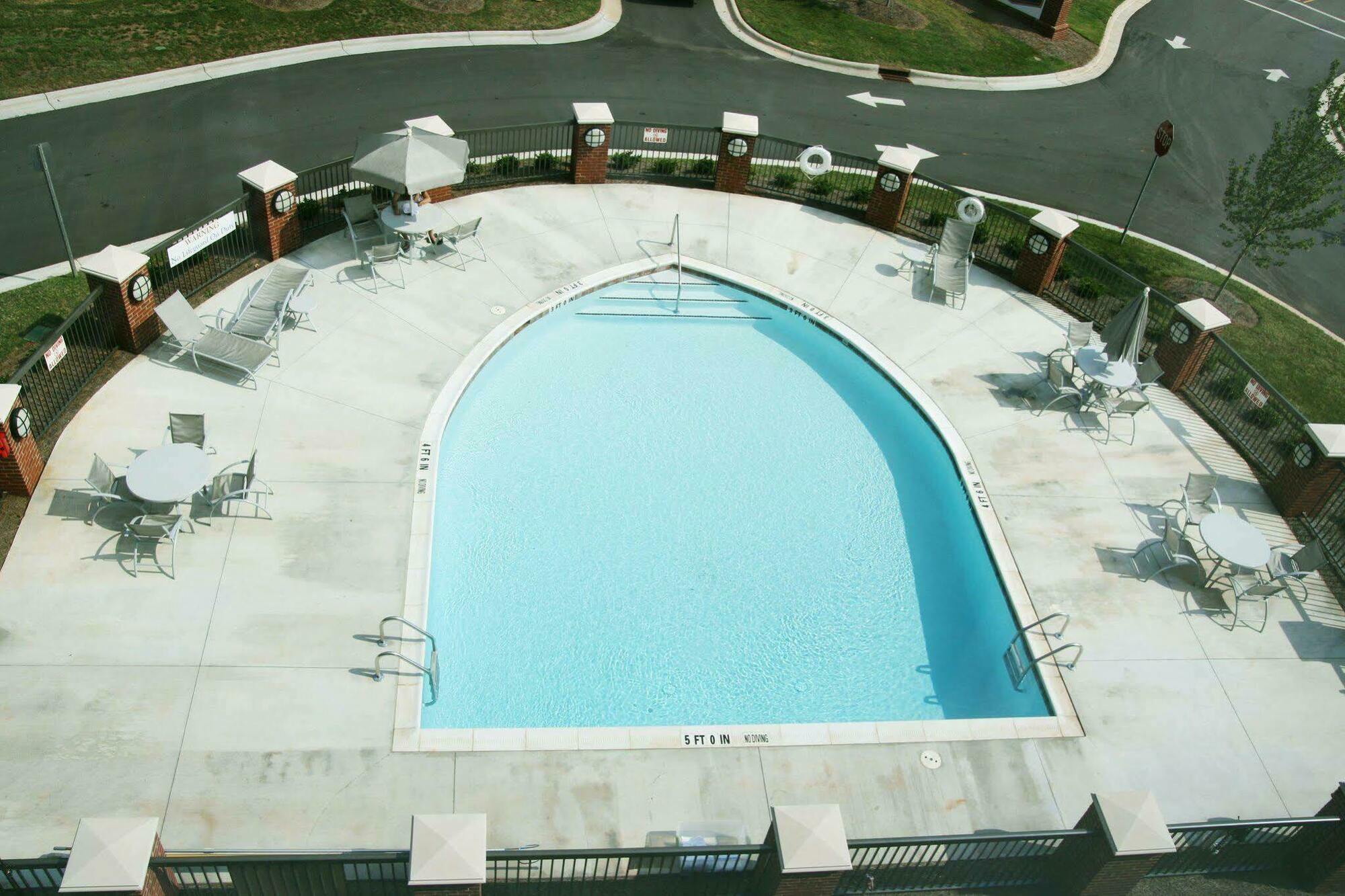 Hampton Inn Belmont At Montcross Екстер'єр фото